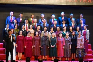 合唱《半个月亮爬上来》、《我和我的祖国》
