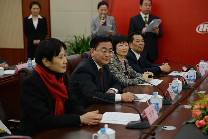 图左起为嘉定区副区长李原、我院董事长朱建新、区教育局党委书记王晓燕